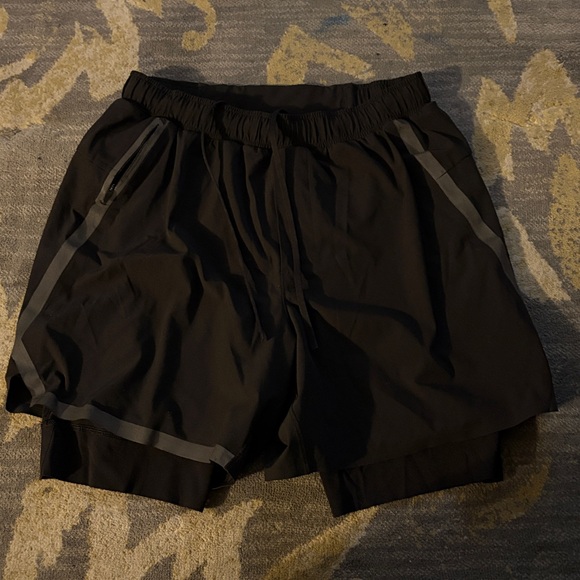 lululemon athletica Black Men's Reflective Trim Layered Running Shorts - Picture 7 of 7